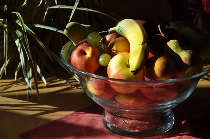 Glasschale mit Obst
