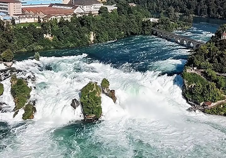 Luftbild eines Wasserfalls mit Brücke