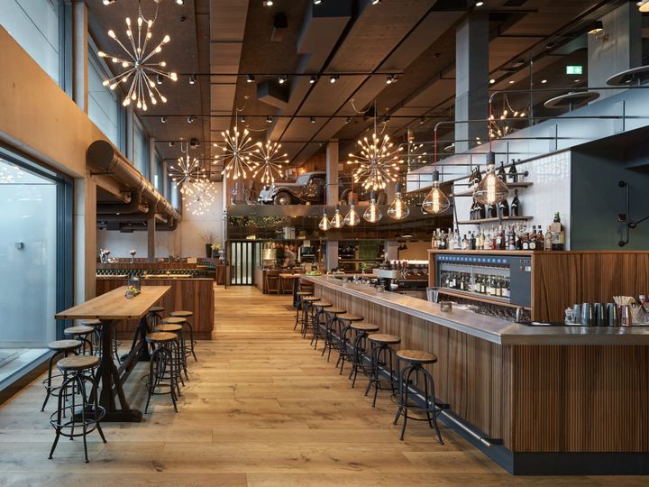 Bar und Lounge mit Holzboden