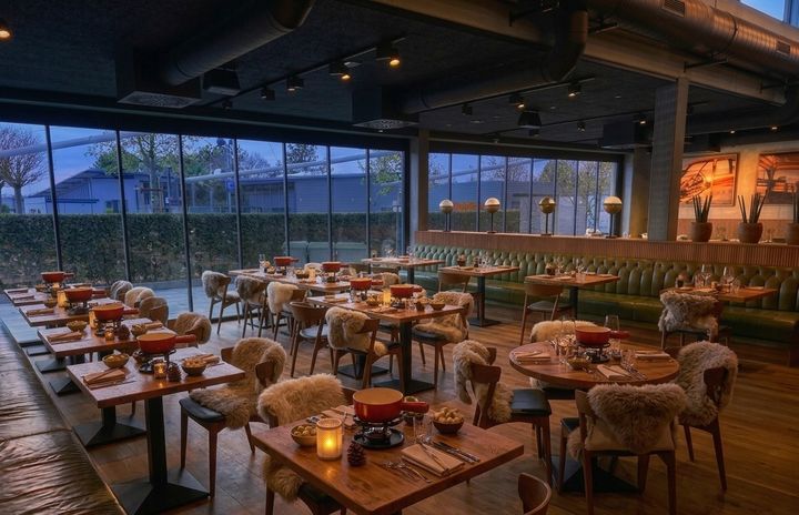Restaurantraum mit Tischen und warmem Licht