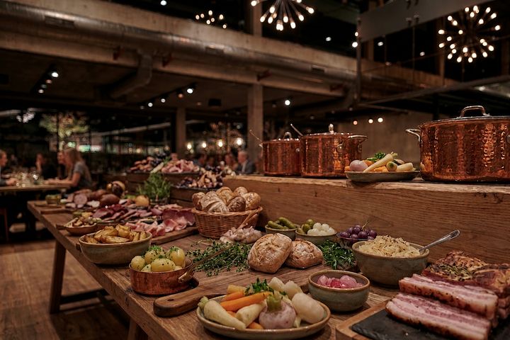 Buffet mit Kupfertöpfen und Brot