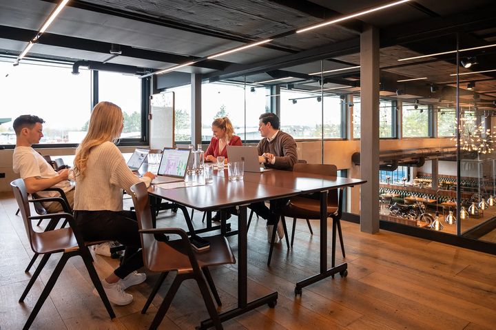Tagungsraum mit Glasfront und Arbeitsgruppe