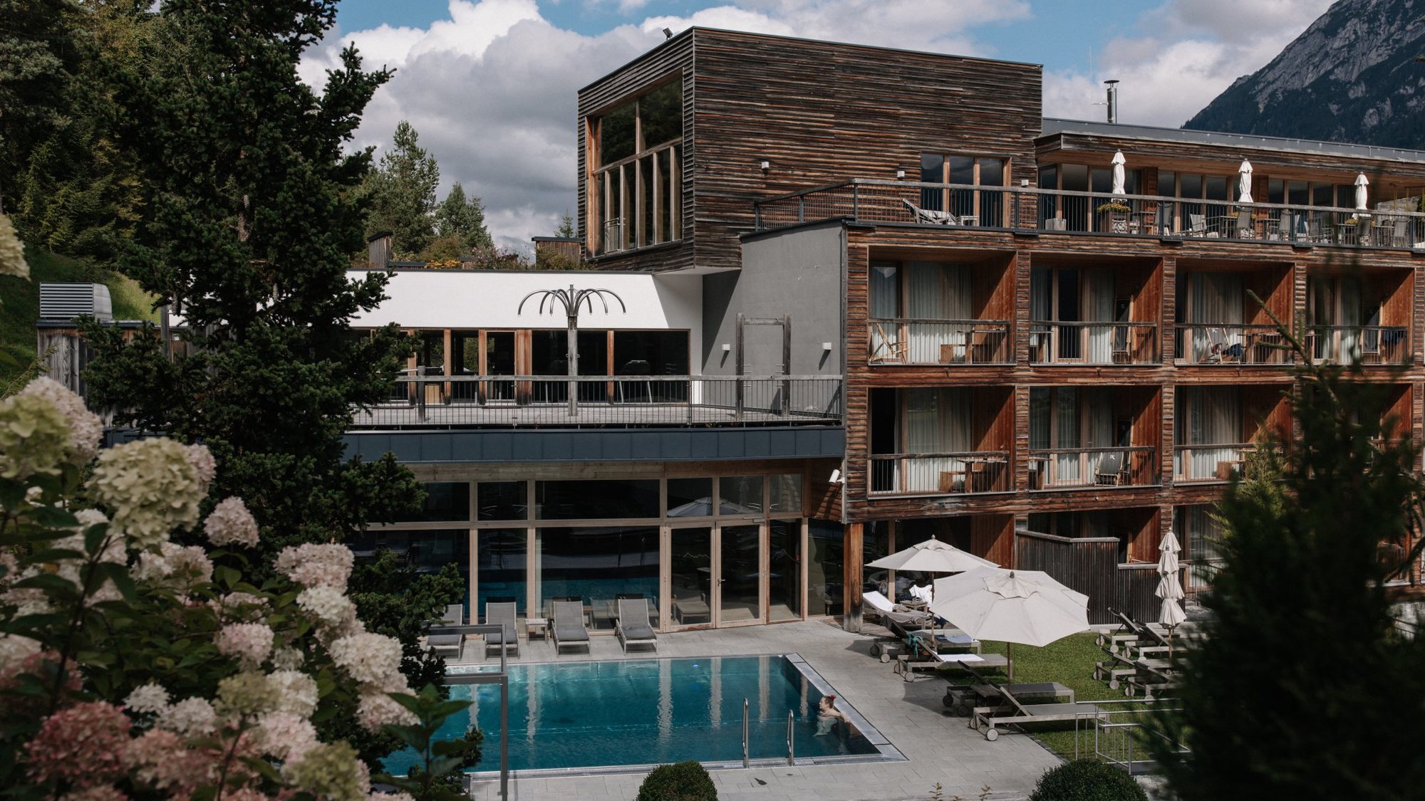 Hotel mit Pool, Liegen und Terrasse im Grünen
