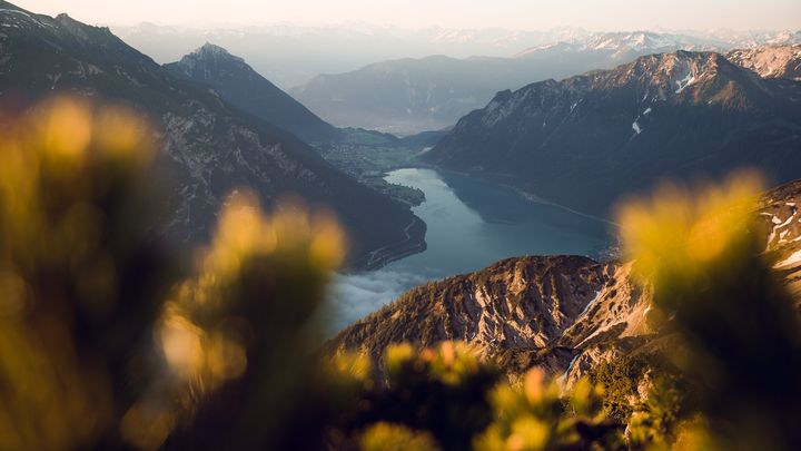 Bergsee zwischen Gipfeln im Abendlicht