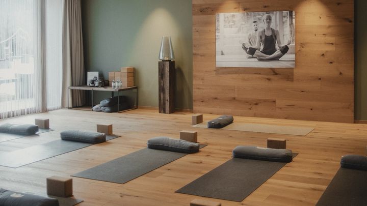 Yogaraum mit Matten und Holzwand
