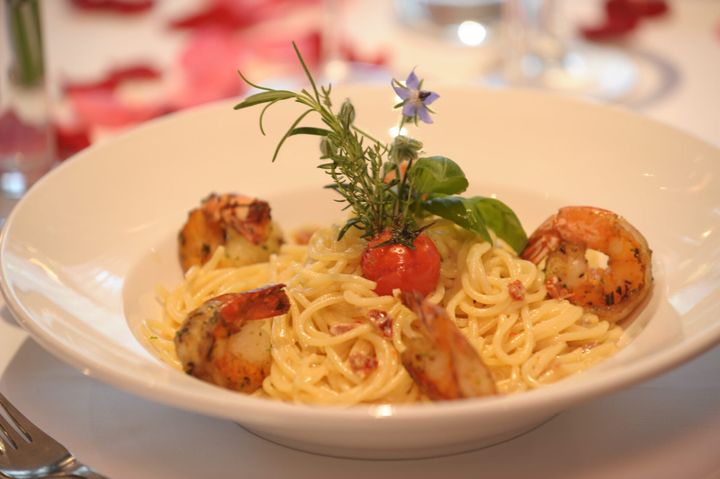 Teller Spaghetti mit Garnelen und Kräutern