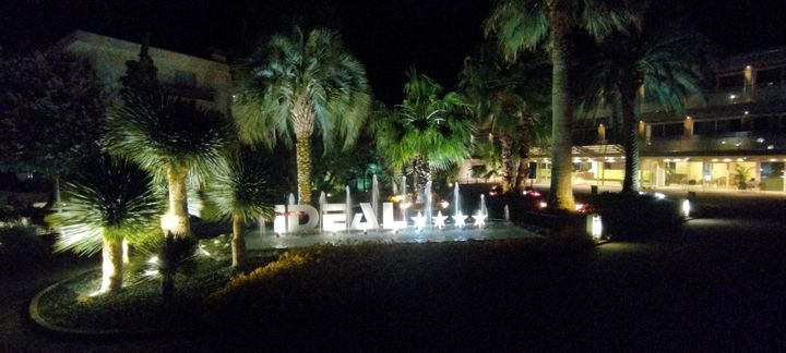 Hotelanlage mit Palmen bei Nacht