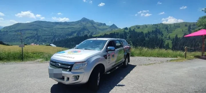 Service-Fahrzeug vor Bergkulisse im Ötztal