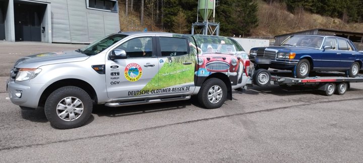 Service-Fahrzeug von Deutsche Oldtimer-Reisen mit Autoanhänger, darauf ein Oldtimer