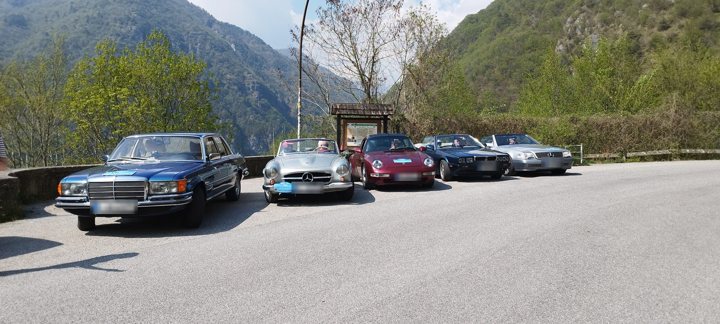 Fünf Oldtimer der Gruppe an einem Aussichtspunkt in den Bergen am Gardasee