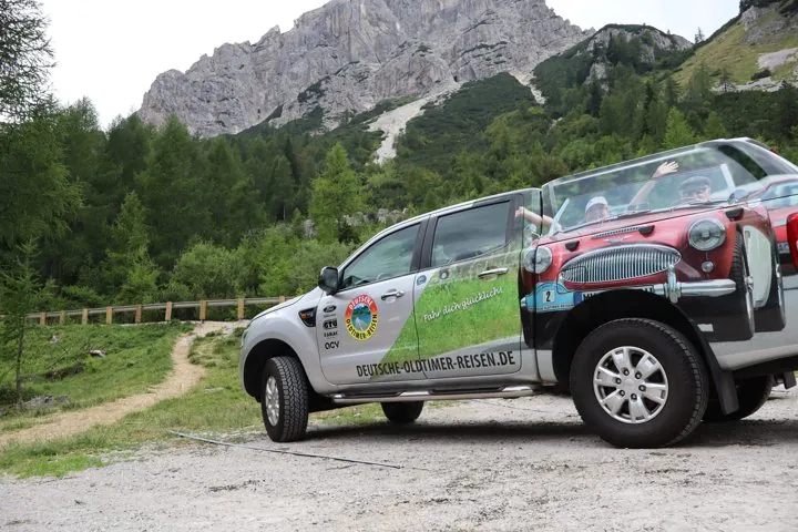 Service-Fahrzeug von Deutsche Oldtimer-Reisen vor Felswänden in Kärnten