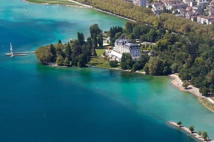 Luftbild eines Hotels auf einer Landzunge im türkisfarbenen See