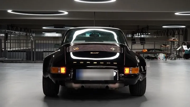 Klassischer schwarzer Porsche 911 der Sammlung von hinten