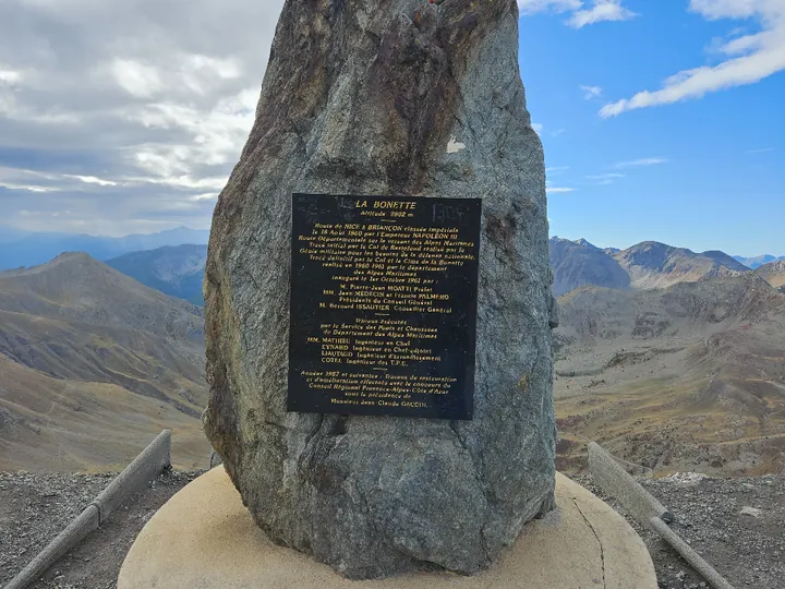 Gedenkstein an der Bonette, Route des Grandes Alpes