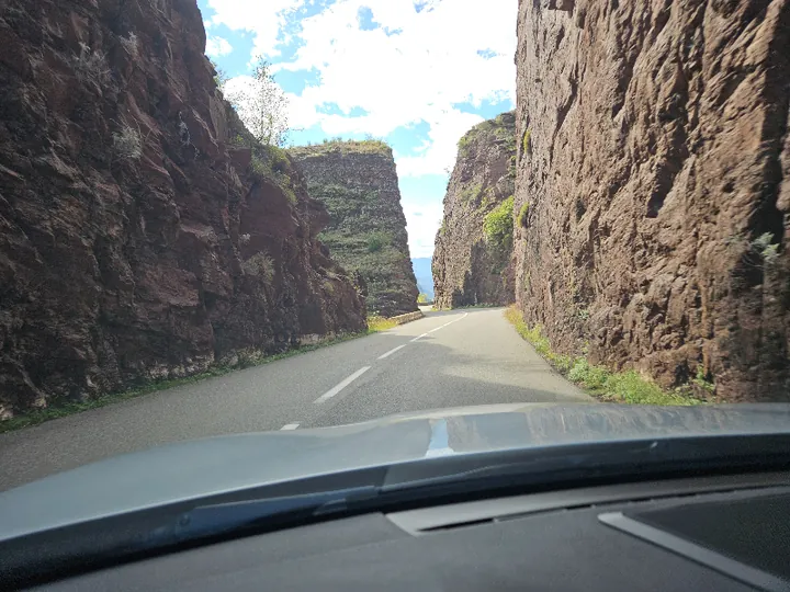 Durch rote Felswände, Route des Grandes Alpes