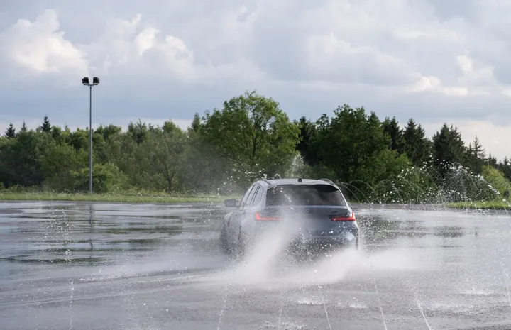 Driften auf der Trainingsfläche, Menzels Eifeltour