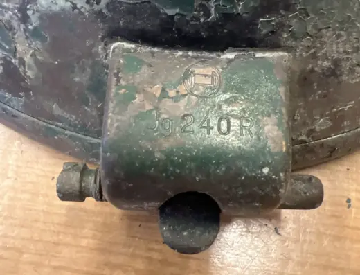 Bosch Lkw-Scheinwerfer aus Messing 1920er zu verkaufen, Detailaufnahme der Prägung Jg240R mit Bosch-Emblem auf dem Scheinwerfergehäuse, Patina und alte Lackreste.