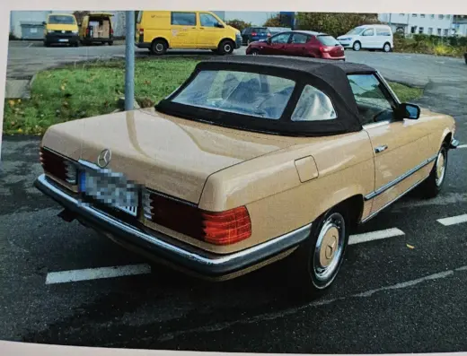 Mercedes-Benz 280 SL (R107) zu verkaufen – beiger 280 SL mit geschlossenem schwarzen Verdeck, Heckansicht von rechts (Gutachtenfoto 11/2023)