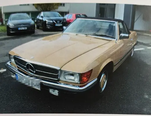 Mercedes-Benz 280 SL (R107) zu verkaufen – beiger 280 SL mit geschlossenem schwarzen Verdeck, Frontansicht von links (Gutachtenfoto 11/2023)