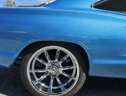 Dodge Coronet Super Bee Baujahr 1969 zu verkaufen, Hinteres Seitenteil des blauen Dodge Coronet Super Bee Coupés mit Lufthutzen-Attrappe und verchromter Mehrspeichenfelge auf Kies.