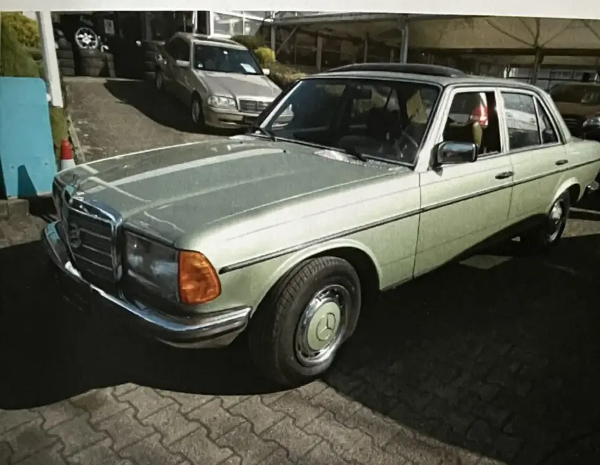 Mercedes-Benz 280 (seltener Vergaser) Baujahr 1979 zu verkaufen, Frontansicht schräg links, hellgrüne Lackierung, Chromgrill mit Mercedes-Stern, Radkappen mit Stern.