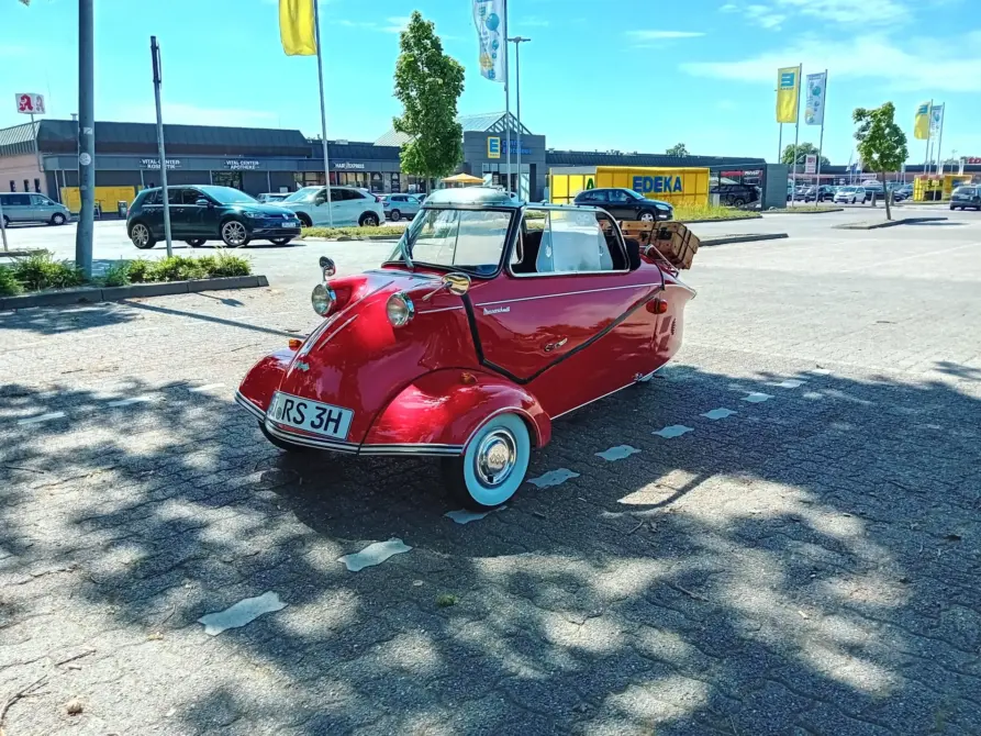 Messerschmitt KR 200 Cabrio zu verkaufen, roter Kabinenroller schräg von vorn mit offenem Verdeck und Koffer auf dem Gepäckträger