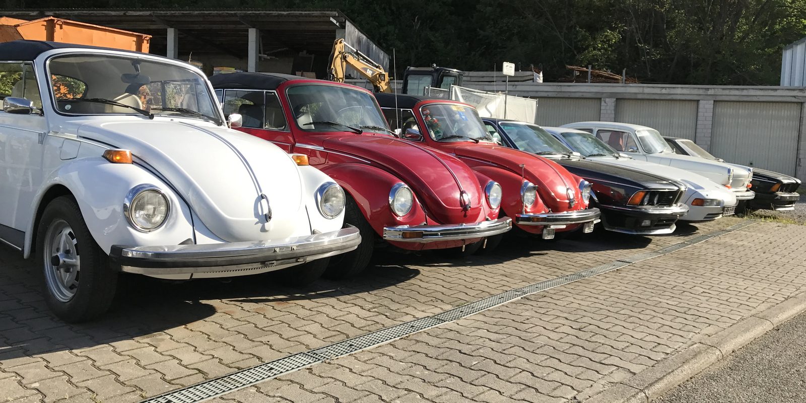 Oldtimer in einer Reihe: VW Käfer Cabrios und weitere Klassiker