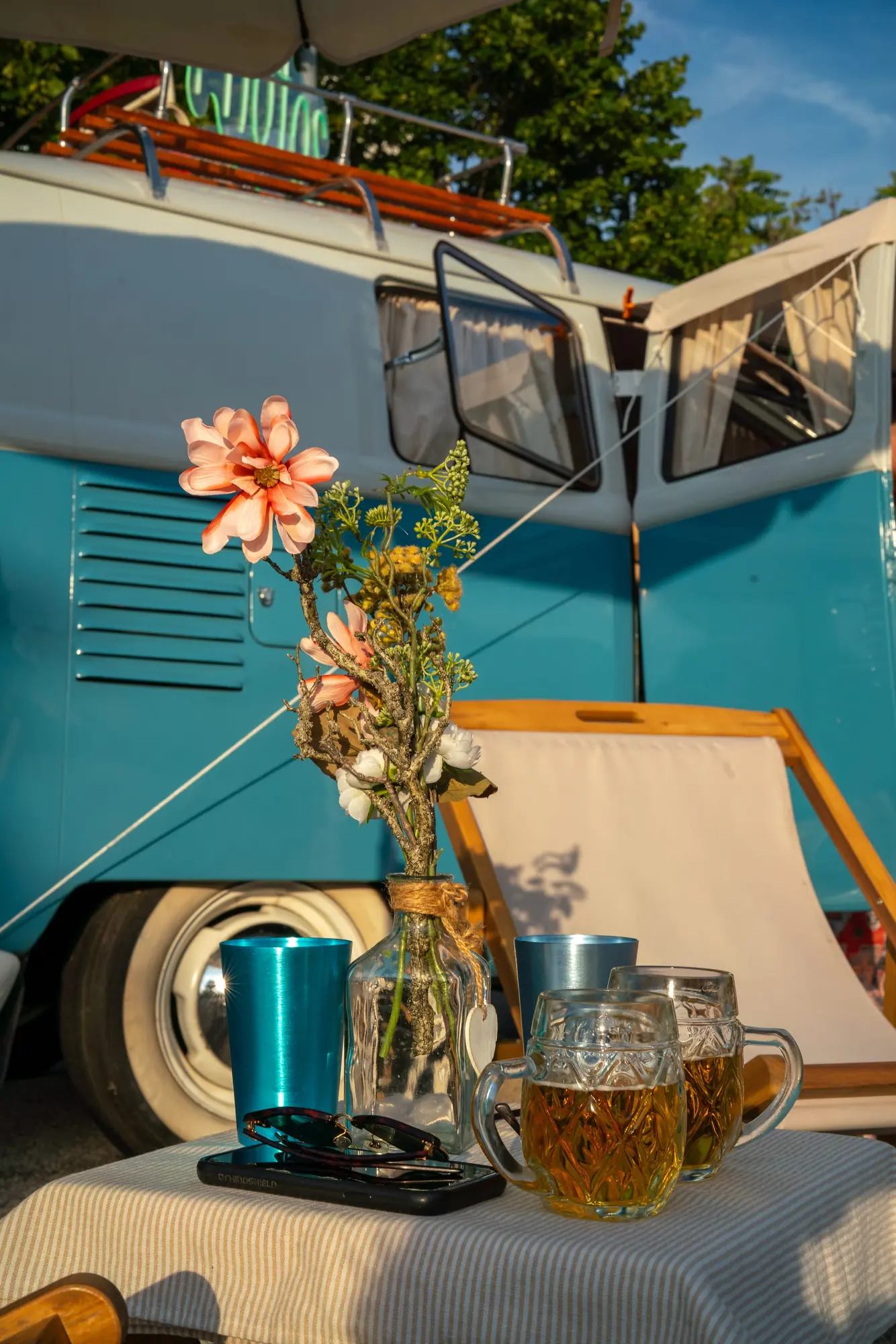 VW Bulli T1 1956 mieten in Langenzersdorf (Blumen und Getränke vor Bus)