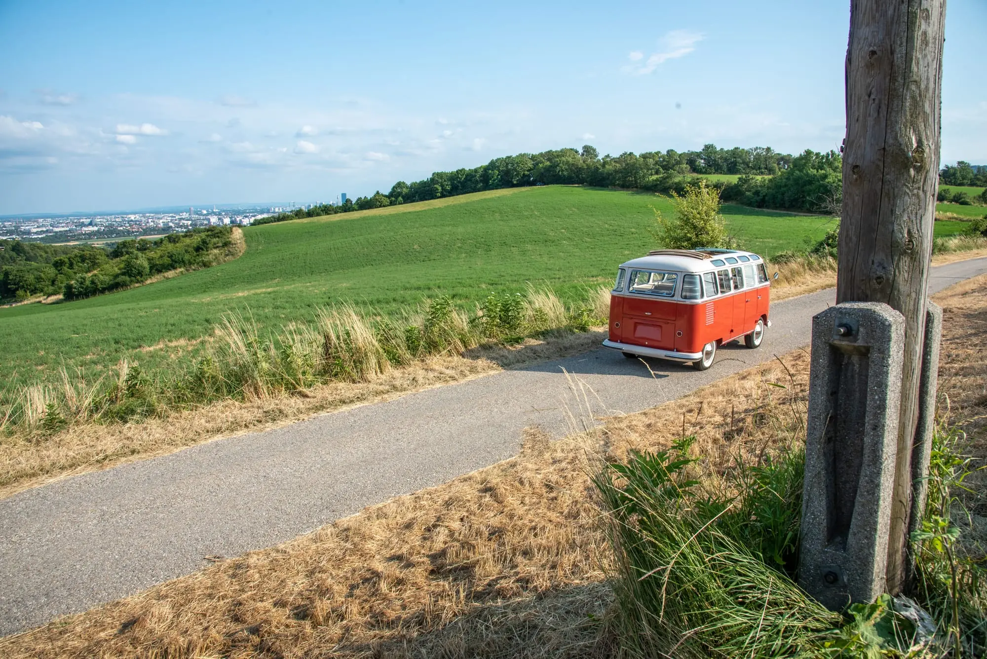 VW Bulli T1 1958 mieten in Langenzersdorf (VW Bus Heckansicht Landstraße)