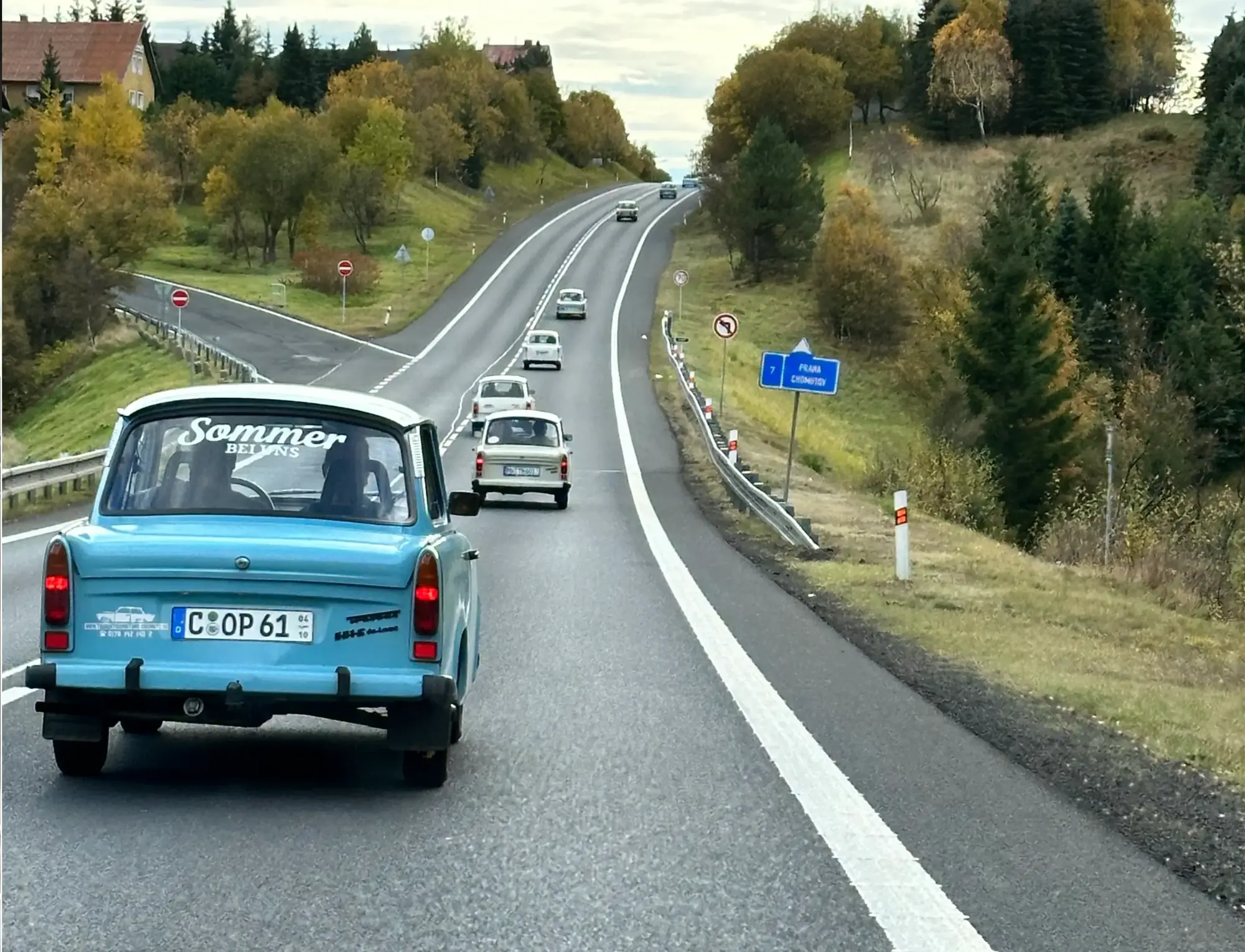 Trabant 601 Limousine Nr.1 1986 mieten in Trabant Vermietung Chemnitz, Rosenpl. 7, 09126 Chemnitz-Bernsdorf, Deutschland (Trabant-Kolonne auf Landstraße)