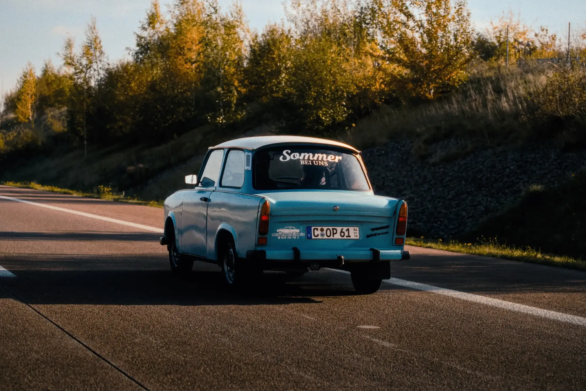 Trabant 601 Limousine Nr.1 1986 mieten in Trabant Vermietung Chemnitz, Rosenpl. 7, 09126 Chemnitz-Bernsdorf, Deutschland (Trabant von hinten auf Straße)