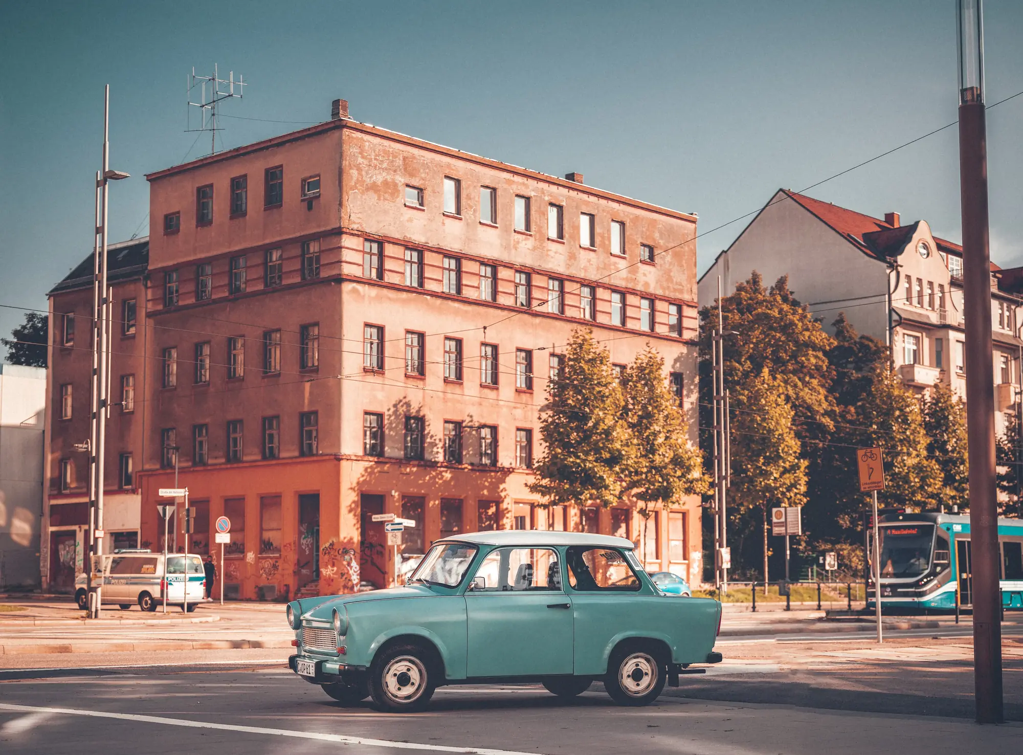 Trabant 601 Limousine Nr.1 1986 mieten in Trabant Vermietung Chemnitz, Rosenpl. 7, 09126 Chemnitz-Bernsdorf, Deutschland (Trabant vor Backsteingebäude)