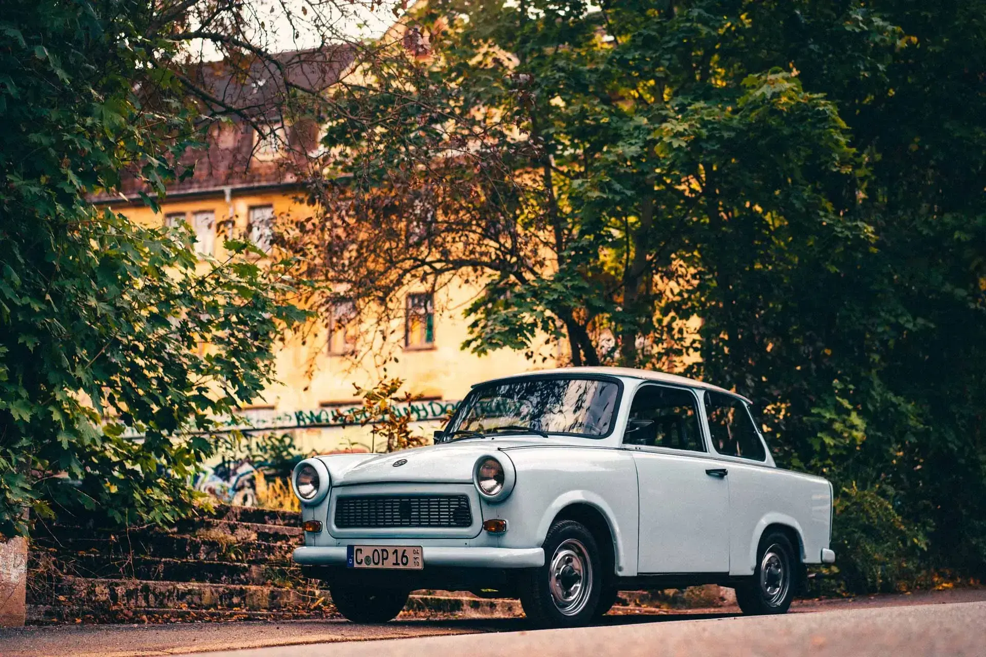 Trabant 601 Limousine Nr.2 1988 mieten in Trabant Vermietung Chemnitz, Rosenpl. 7, 09126 Chemnitz-Bernsdorf, Deutschland (Hellblauer Trabant im Grünen)