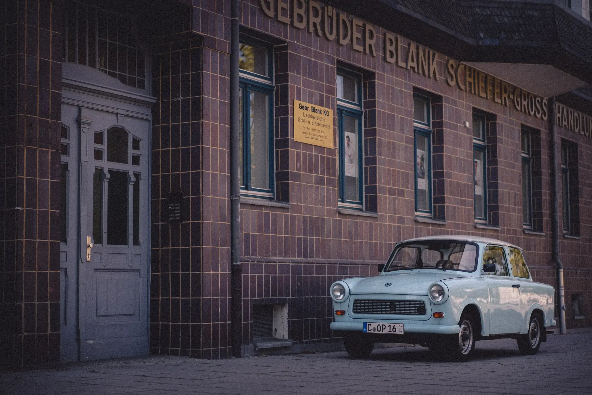 Trabant 601 Limousine Nr.2 1988 mieten in Trabant Vermietung Chemnitz, Rosenpl. 7, 09126 Chemnitz-Bernsdorf, Deutschland (Hellblauer Trabant vor Fassade)