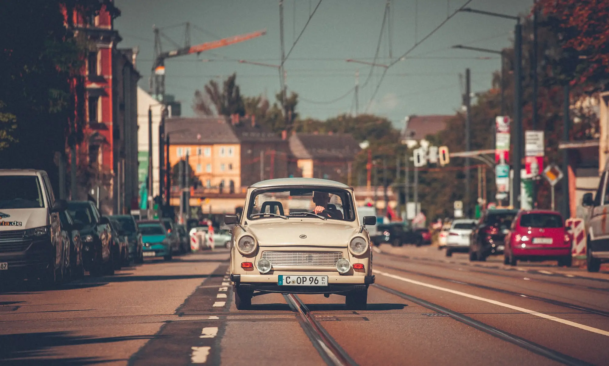 Trabant 601 Limousine Nr.3 1989 mieten in Trabant Vermietung Chemnitz, Rosenpl. 7, 09126 Chemnitz-Bernsdorf, Deutschland (Fahrender cremefarbener Trabant)