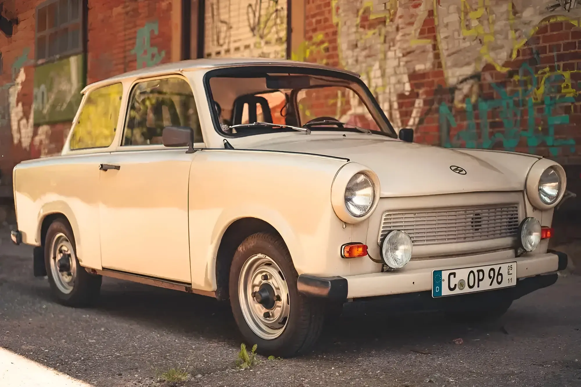 Trabant 601 Limousine Nr.3 1989 mieten in Trabant Vermietung Chemnitz, Rosenpl. 7, 09126 Chemnitz-Bernsdorf, Deutschland (Frontalansicht cremefarbener Trabant)