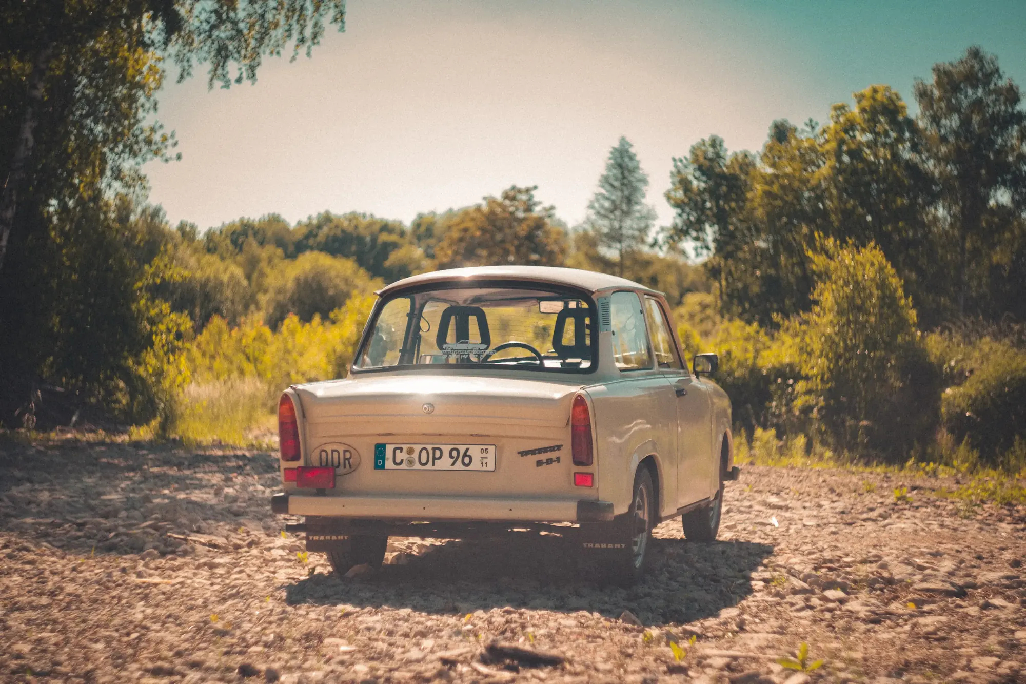 Trabant 601 Limousine Nr.3 1989 mieten in Trabant Vermietung Chemnitz, Rosenpl. 7, 09126 Chemnitz-Bernsdorf, Deutschland (Heckansicht Trabant auf Feldweg)