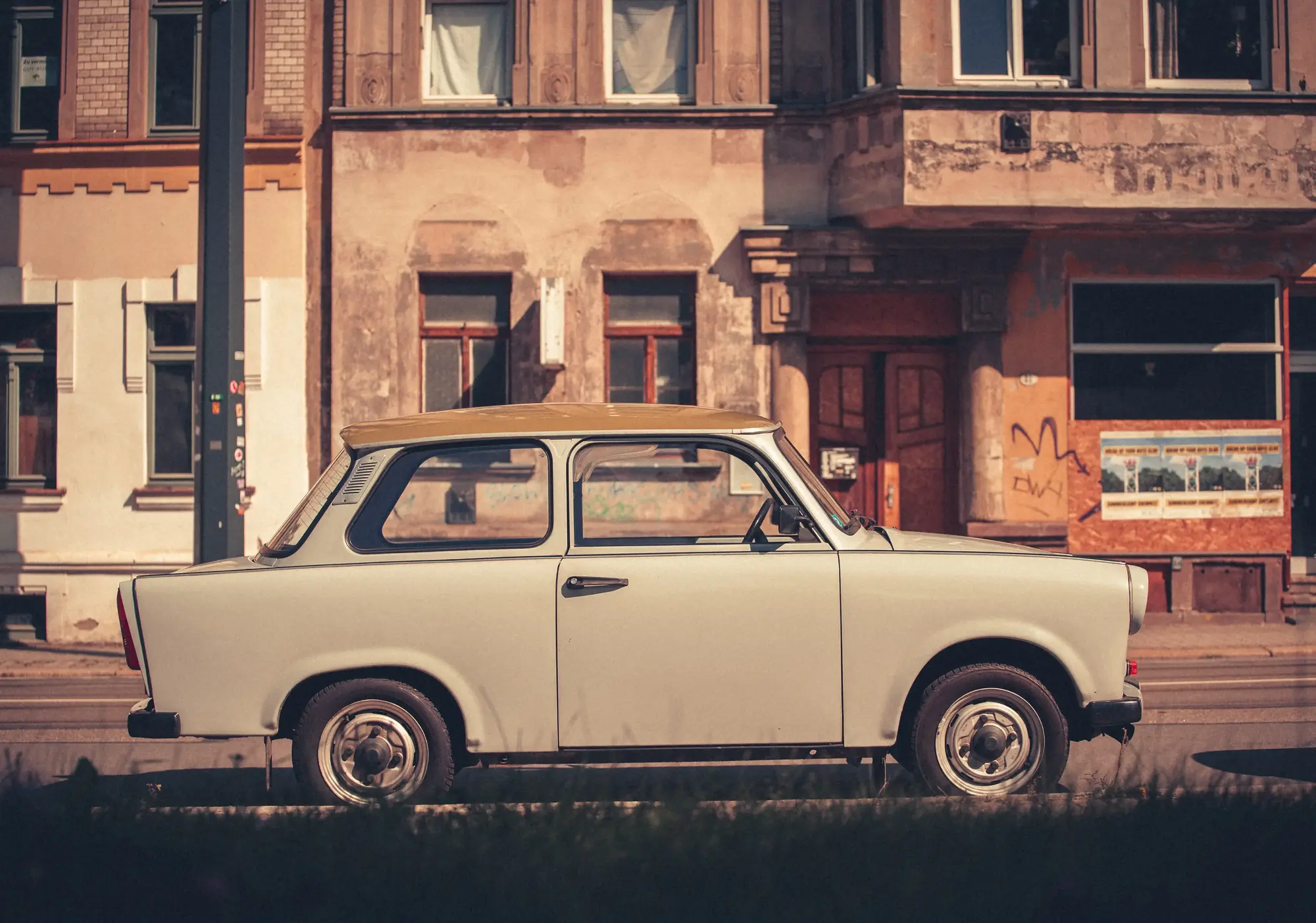 Trabant 601 Limousine Nr.3 1989 mieten in Trabant Vermietung Chemnitz, Rosenpl. 7, 09126 Chemnitz-Bernsdorf, Deutschland (papyrusfarbener Trabant 601 Seitenansicht)