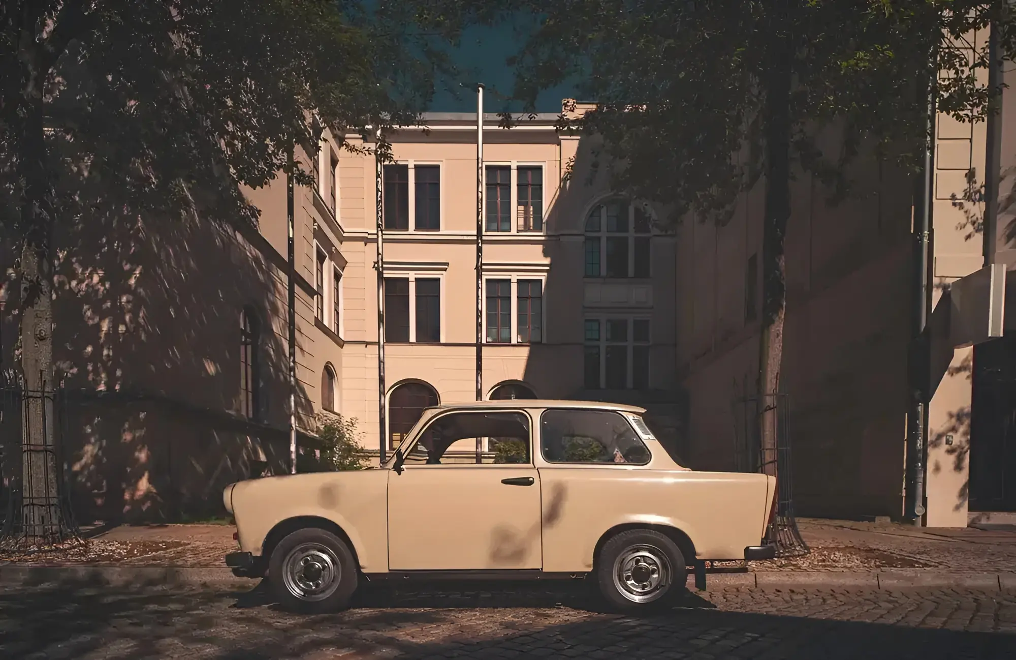 Trabant 601 Limousine Nr.3 1989 mieten in Trabant Vermietung Chemnitz, Rosenpl. 7, 09126 Chemnitz-Bernsdorf, Deutschland (Seitenansicht heller Trabant)