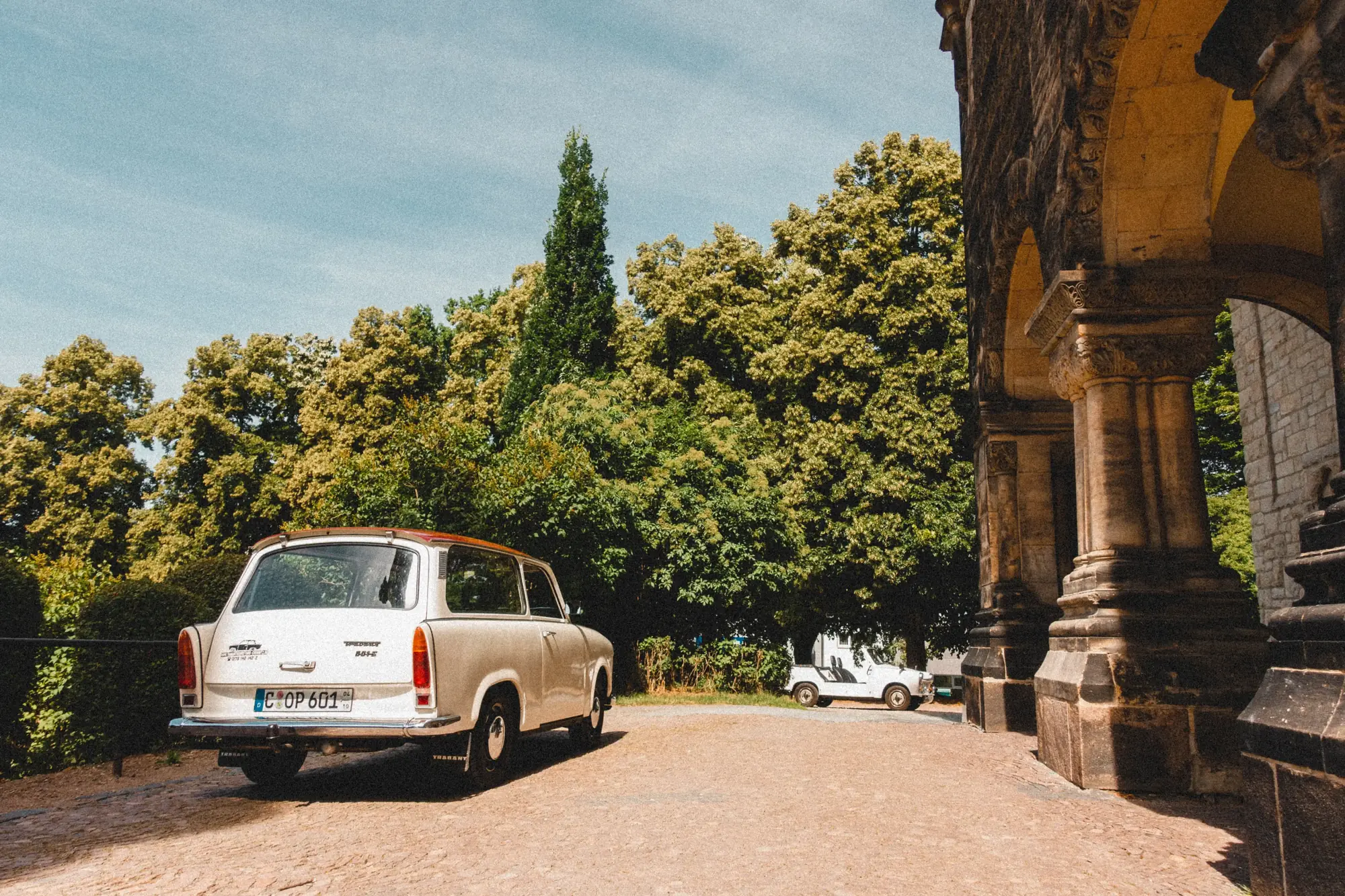 Trabant 601 Universal 1989 mieten in Trabant Vermietung Chemnitz, Rosenpl. 7, 09126 Chemnitz-Bernsdorf, Deutschland (Heckansicht bei Torbogen)