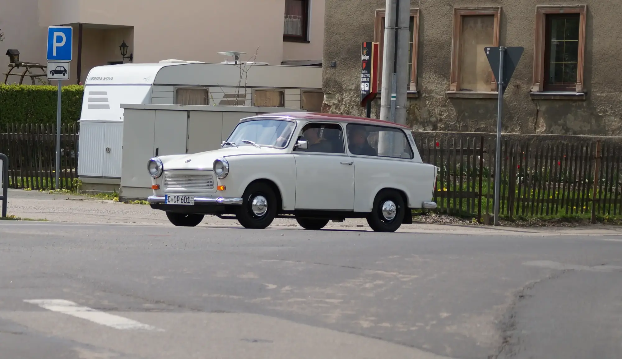 Trabant 601 Universal 1989 mieten in Trabant Vermietung Chemnitz, Rosenpl. 7, 09126 Chemnitz-Bernsdorf, Deutschland (Seitenansicht an Straßenkreuzung)