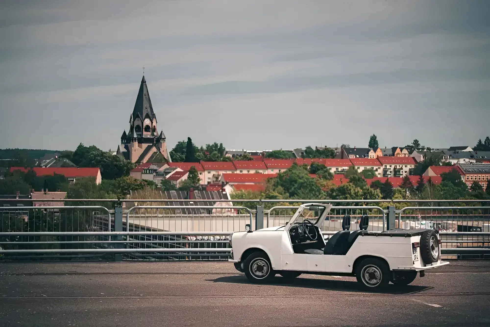 Trabant 601 Kübel (Cabrio) 1966 mieten in Trabant Vermietung Chemnitz, Rosenpl. 7, 09126 Chemnitz-Bernsdorf, Deutschland (Seitenansicht Cabrio mit Stadtblick)