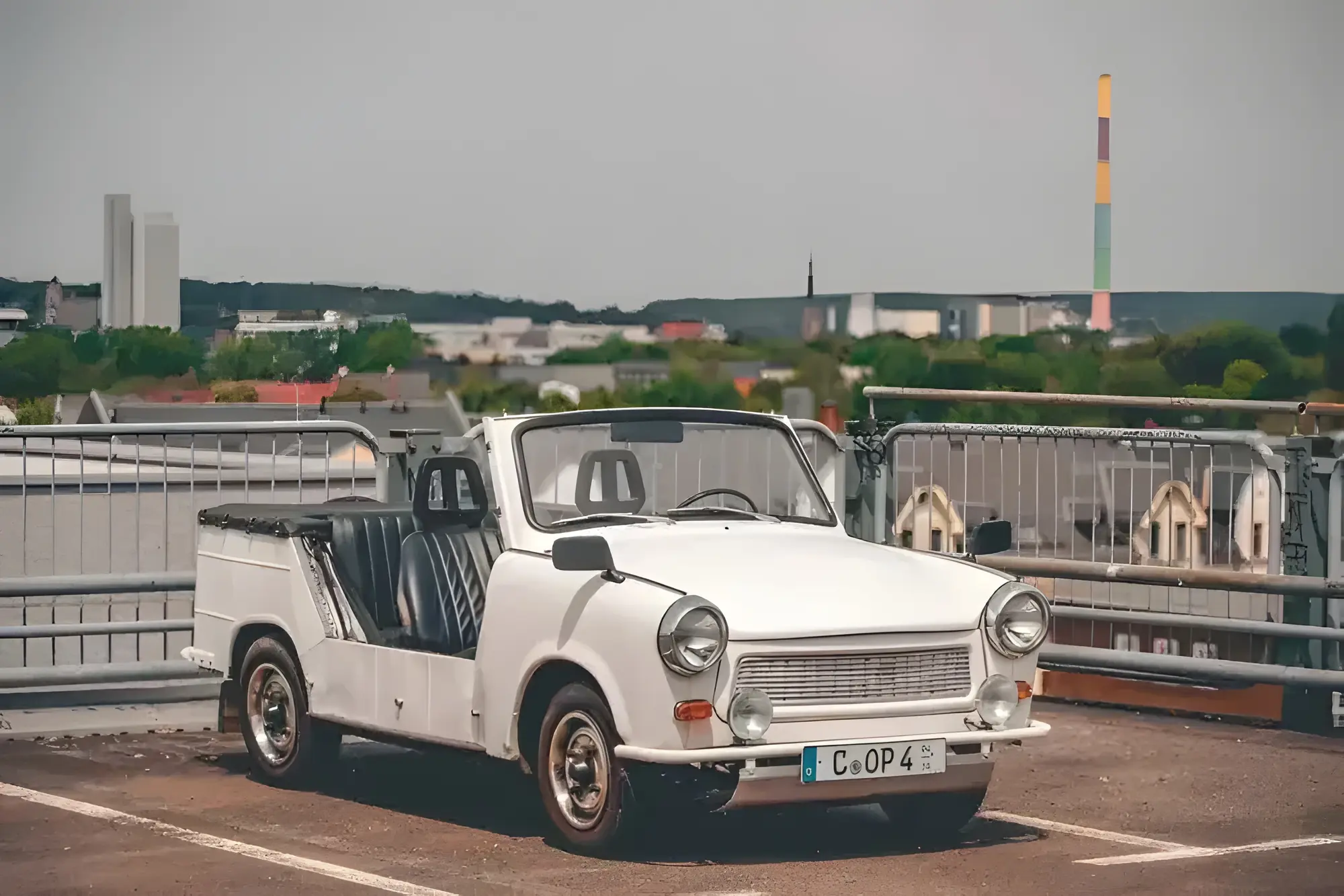 Trabant 601 Kübel (Cabrio) 1966 mieten in Trabant Vermietung Chemnitz, Rosenpl. 7, 09126 Chemnitz-Bernsdorf, Deutschland (weißes Trabant-Cabrio auf Brücke)