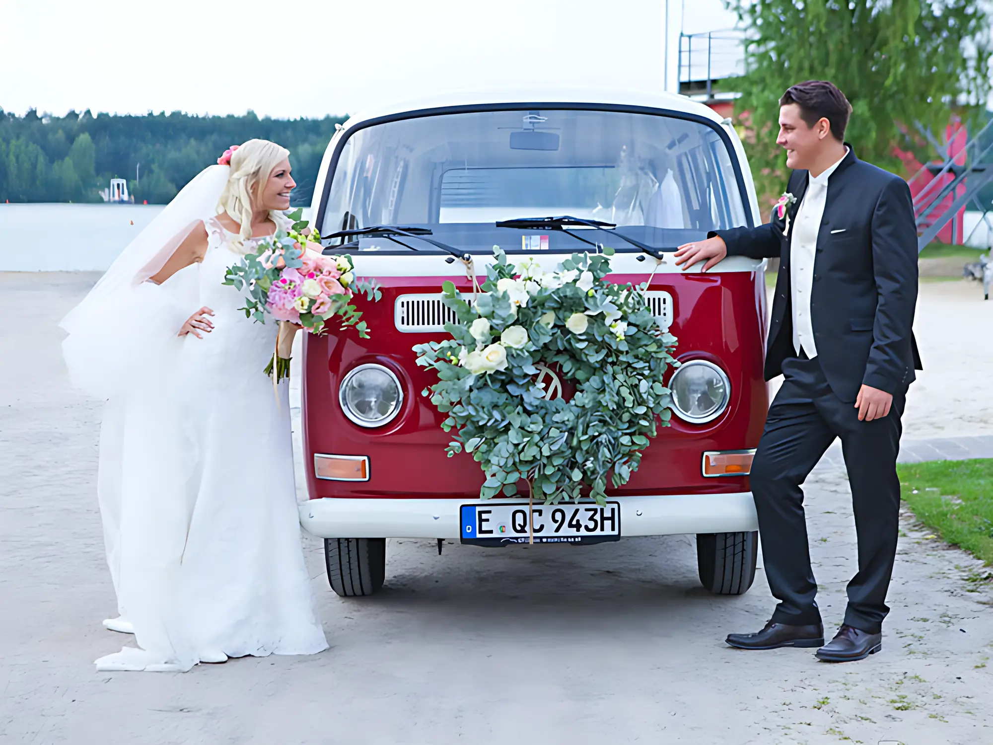 VW T2a, 9 Sitzer 1971 mieten in Bochum (Hochzeitspaar vor rotem Bus)