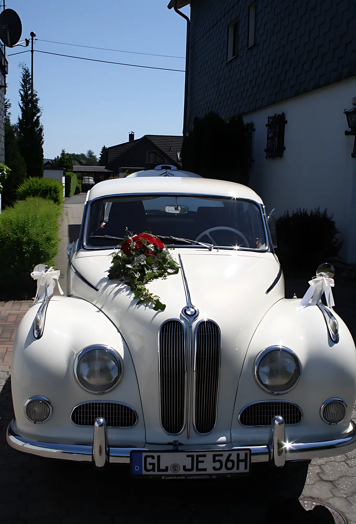 BMW 502 "Barockengel" 1961 mieten in Wermelskirchen-Hinterhufe (BMW 502 mit Blumenschmuck)