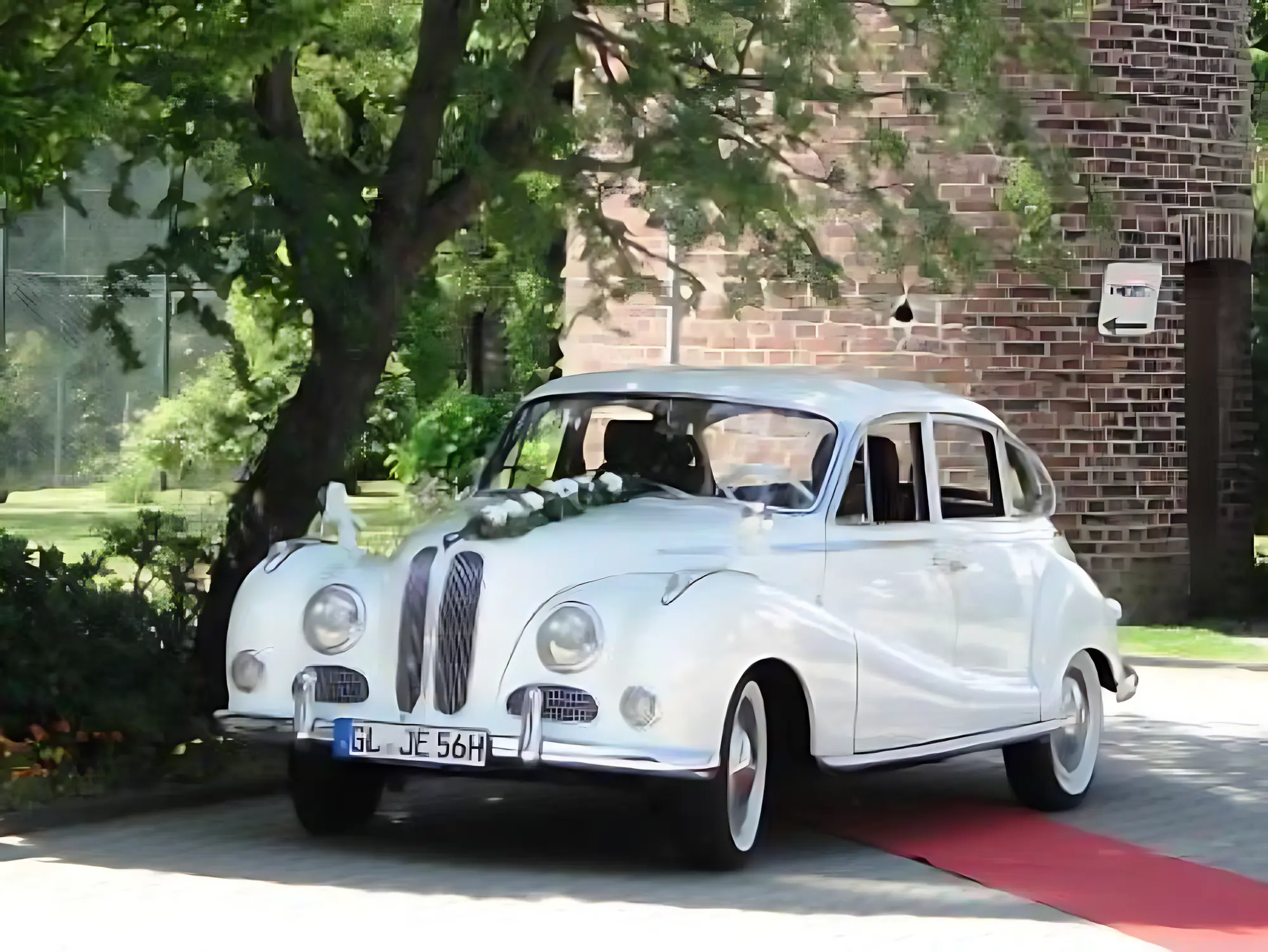 BMW 502 "Barockengel" 1961 mieten in Wermelskirchen-Hinterhufe (BMW Frontansicht mit Blumen)