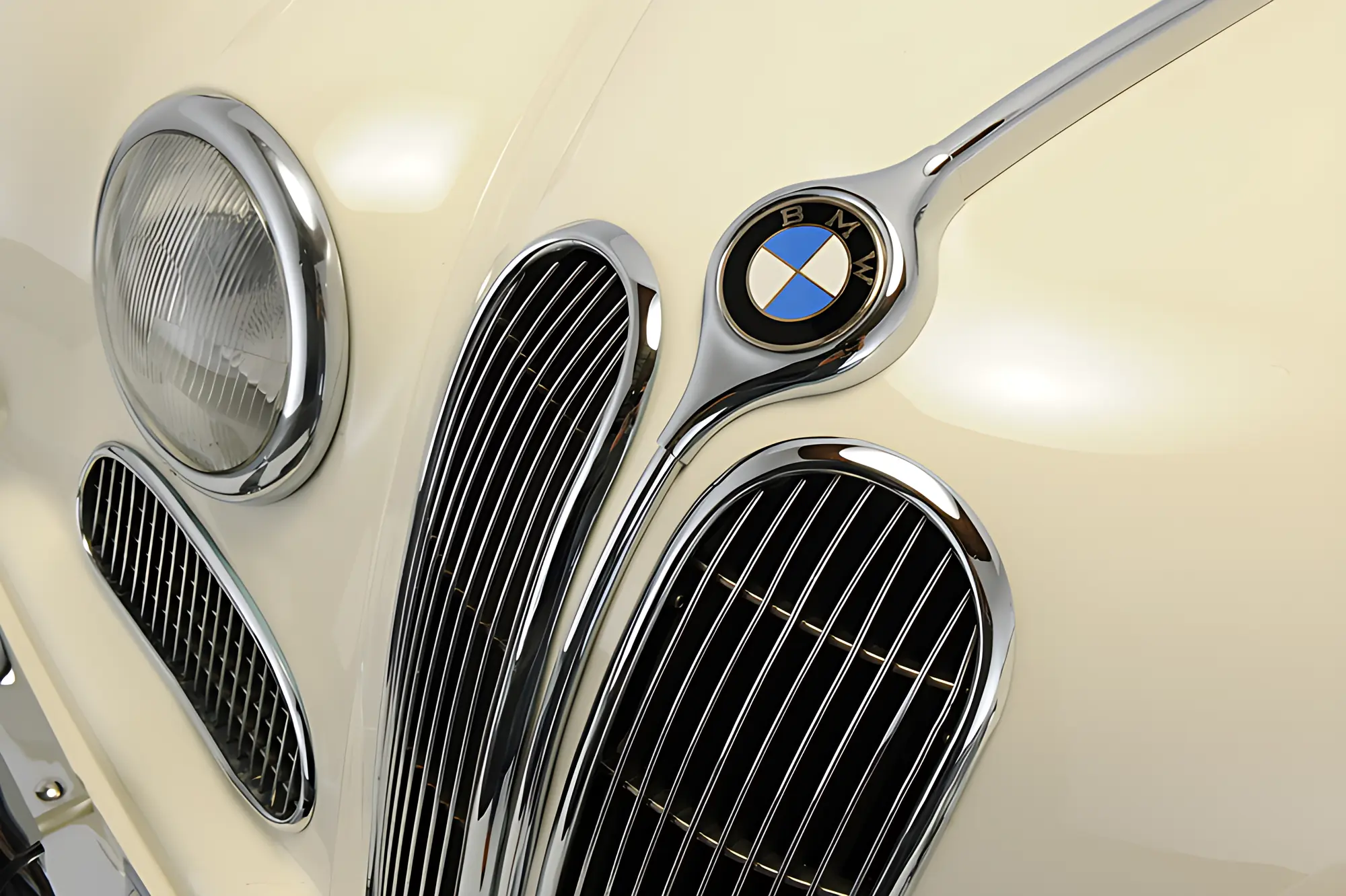 BMW 502 "Barockengel" 1961 mieten in Wermelskirchen-Hinterhufe (BMW Kühlergrill Detail elfenbein)