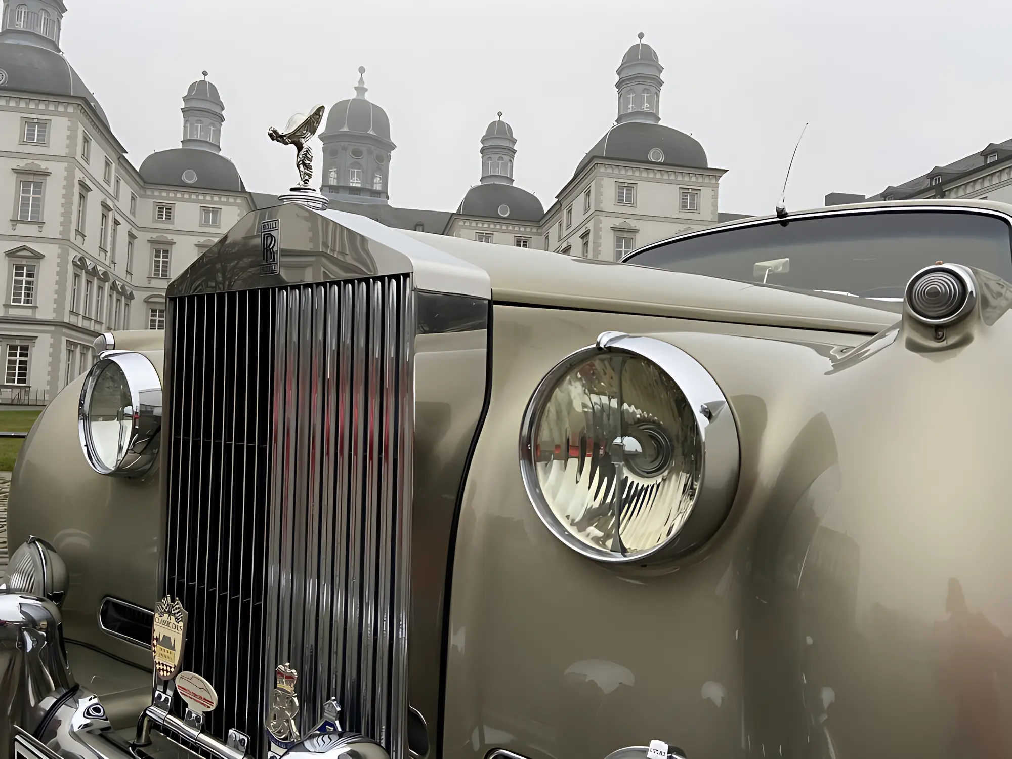 Rolls-Royce Silver Cloud 1 1956 mieten in Wermelskirchen-Hinterhufe (Rolls-Royce Silver Cloud Front, Schloss)