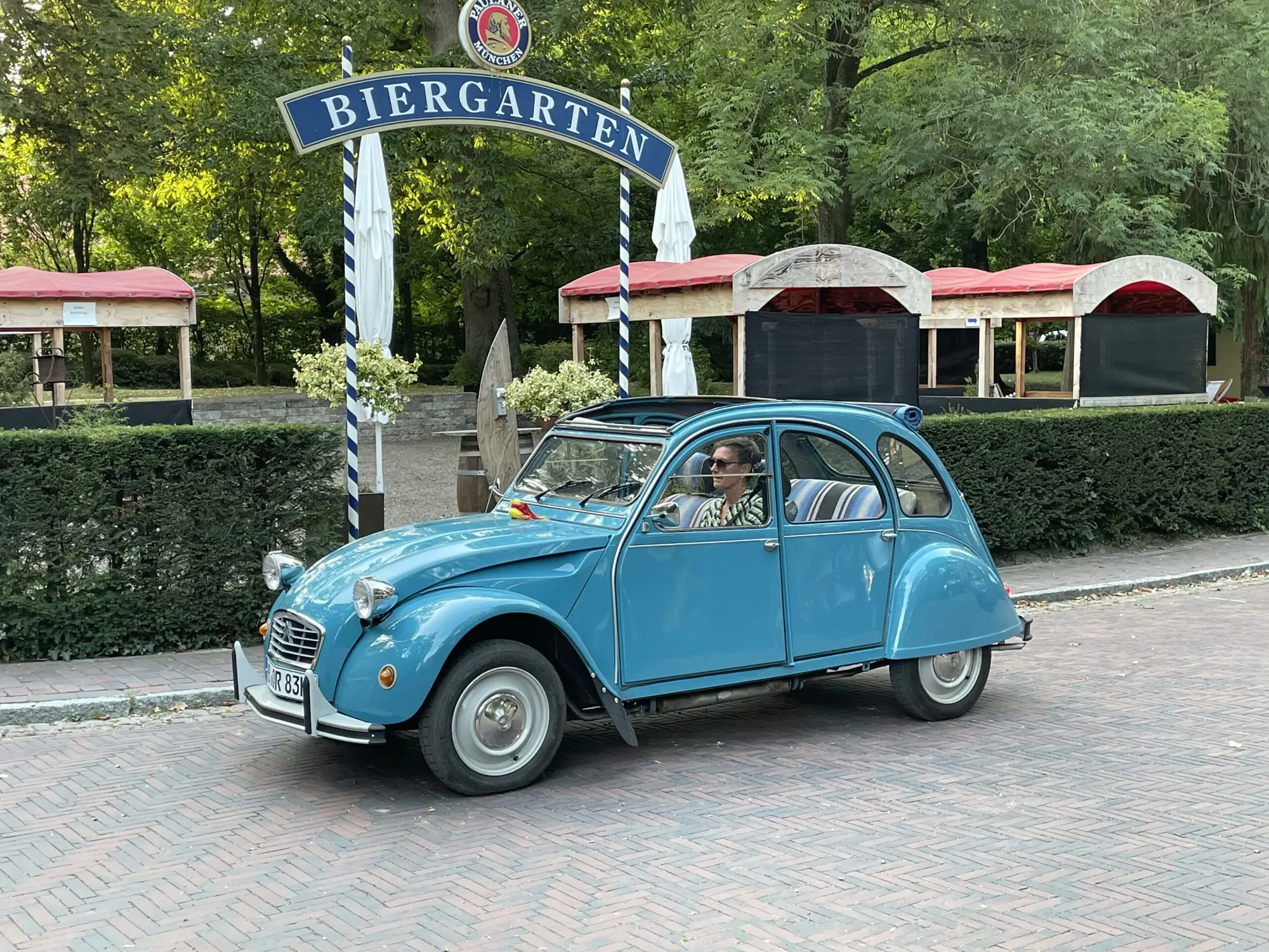 Citroën 2CV 6 1983 mieten in Bremen (Frontansicht Biergarten)