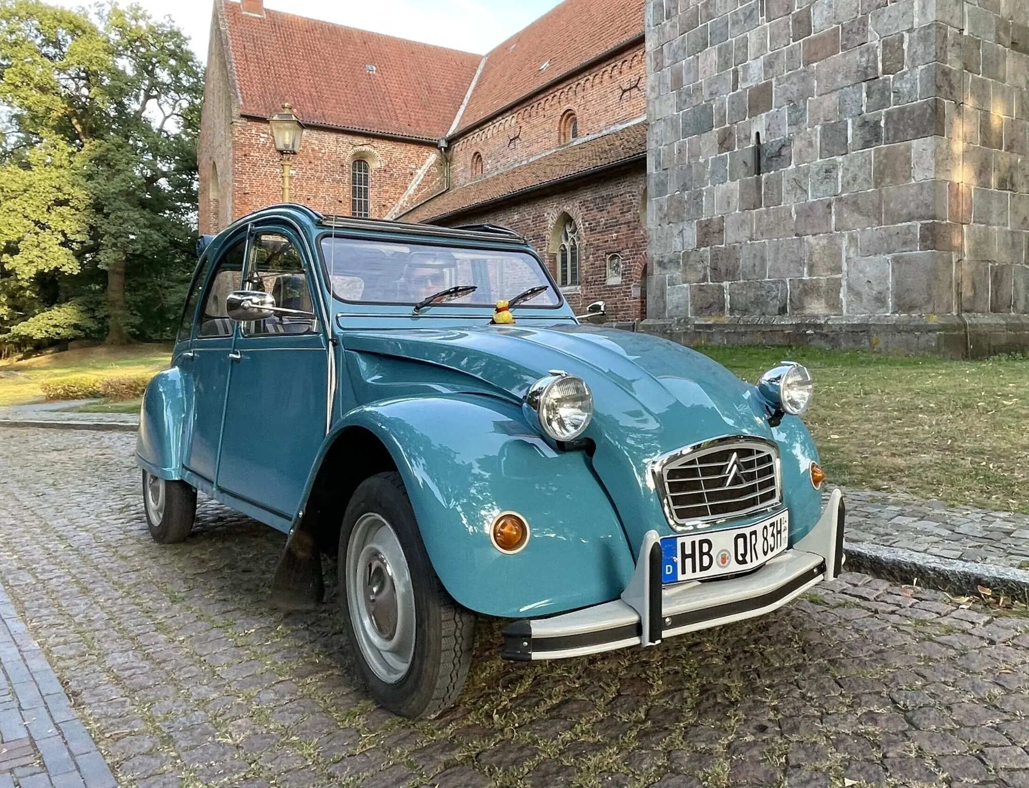 Citroën 2CV 6 1983 mieten in Bremen (Frontansicht vor Kirche)
